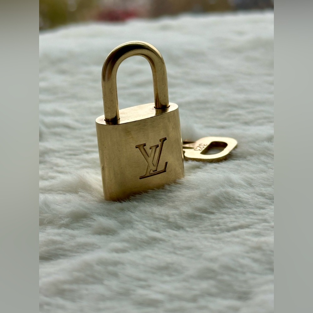 Louis Vuitton Gold Padlock with Key Charm 323 - Picture 8 of 9
